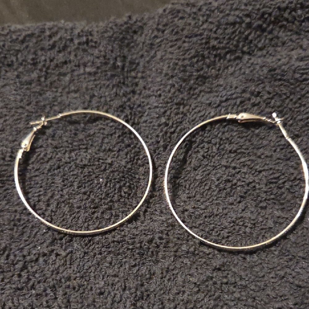 🛍 10 For $ 20 Silver Hoop Earrings - Picture 2 of 4